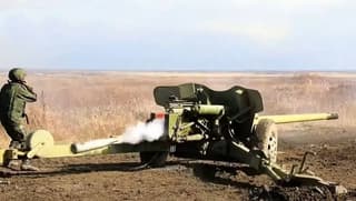 El Ministerio de Defensa de Rusia muestra los cañones antitanque soviéticos "Rapira" en acción