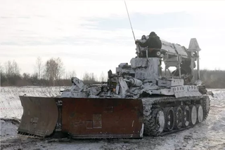 Прямиком по минным полям: танк Т-72 используют для нужд саперов