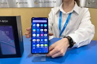 R-FON smartphone and ROSA Mobile operating system presented in Moscow