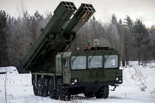 Дальнобойный бикалиберный «Ураган» огня: российским военным передали модернизированные РСЗО