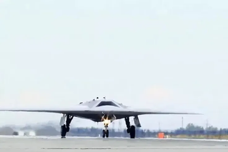 Drones de ataque "Okhotnik" e "Inojodets" protegerán los barcos rusos de los drones enemigos