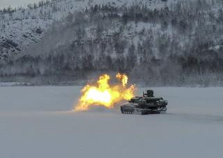 Los tanques rusos "voladores" T-80BVM equipados con "Volnorez" y visores térmicos