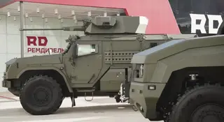 Con protección contra RPG y drones FPV: en Arabia Saudita mostraron el vehículo blindado ruso "Fénix"