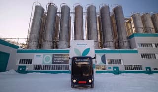 Российские беспилотные электрогрузовики начали работать на нефтехимиков