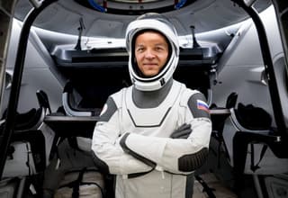 El cosmonauta ruso Konstantín Borísov se prepara para amerizar el 12 de marzo