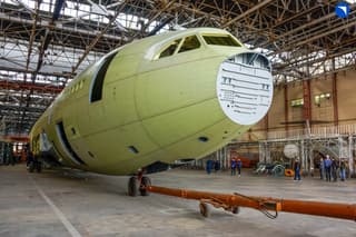 Nueva etapa de producción del Il-96: el fuselaje y las consolas alares se entregan al taller de ensamblaje final