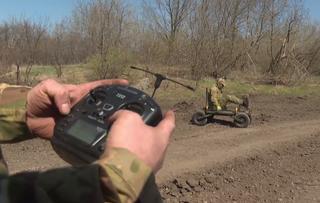 Российские военнослужащие начали испытания колесного транспортера-беспилотника