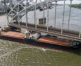 Un carguero chocó contra un puente ferroviario en Rostov del Don