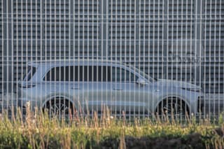 Li Auto L9 вместо Mercedes-Benz: партию премиальных кроссоверов обнаружили на площадке автозавода в Московской области
