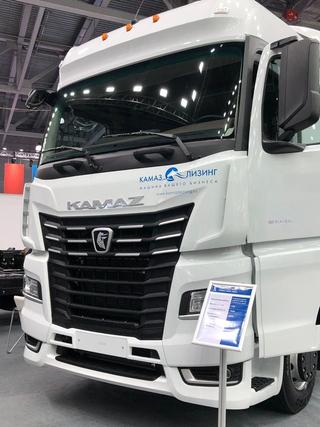 KamAZ presenta un camión tractor de carretera con dos criotanques