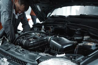 Un experto automotriz reveló en qué se puede ahorrar al realizar el mantenimiento técnico