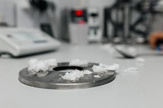Новый самоактивирующийся огнетушитель на базе газового гидрата разработан в Томске