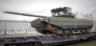 El "Mangal" vivificante: el visor anti-acumulativo en el tanque T-72B salvó a los soldados de un dron kamikaze