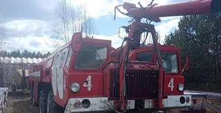 Se pone a la venta en Krasnoyarsk un camión de bomberos MAZ-7310 con una cisterna de 9,5 toneladas