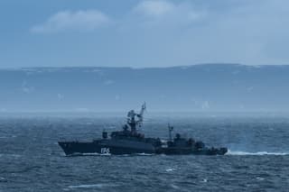 Уничтожают авиабомбы, находят вражеские подлодки: «Онега» и «Нарьян-Мар» вышли в Белом море на учения