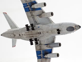 Спутники засекли военно-транспортный самолет Ил-76МД со стойкой РЛС на авиабазе в Северной Корее