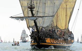 Hermandad marítima: al fragata "Shtandart" se le permite entrar en un puerto francés para reabastecerse