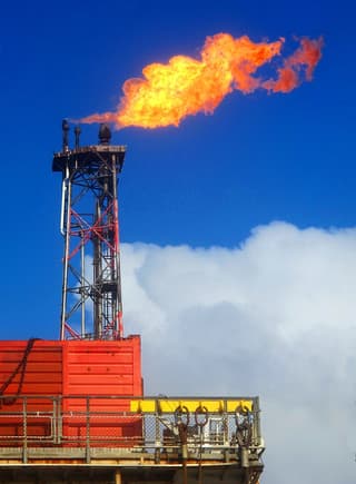 Se activó una antorcha de gas en la refinería de petróleo de Kápotnya en Moscú tras el ataque de un UAV