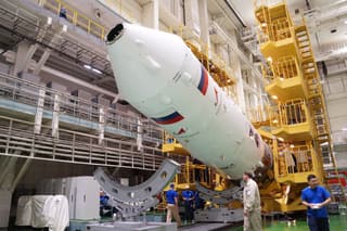 Накатили, осмотрели, загрузили: на Байконуре «Союз МС-26» готовится к полёту
