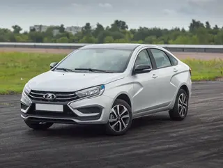 «Забит старый трек»: на АвтоВАЗе скопилось уже 12 тысяч Lada Vesta после проблем с электроникой