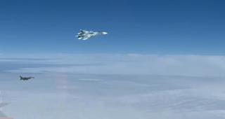 Истребитель Су-27 ВКС России отогнал F-16: уникальные кадры