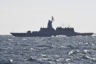 Корвет Тихоокеанского флота принял на борт вертолёт Ка-27 на учениях в заливе Петра Великого