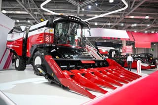 Ростсельмаш представил три модели зерноуборочных комбайнов — S520/530/620