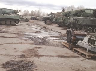 Броня пробивается насквозь, заклинивает люки и двери — названы недостатки российских БТР-70, БМП-1, БМП-2, БМП-3