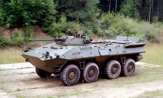 Un rarísimo BTR-90 "Rostok" con módulo "Berezhok" y AGS-17 "Llama" avistado en el frente