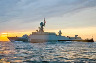 Носитель крылатых «Калибров» и «Ониксов» ракетный корабль «Наро-Фоминск» уничтожил БЭКи и БПЛА на Балтике