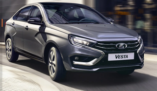 El LADA Vesta más económico encontrado en un concesionario de automóviles
