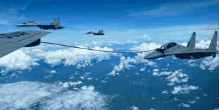 Por primera vez en la historia: un Boeing KC-135 estadounidense reabastece en vuelo a cazas rusos Su-30MKM