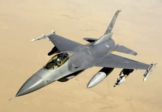 Un experto instó a los cazas Su-35S a escoltar a los Su-34NVO durante el lanzamiento de FAB debido a la amenaza de los radares F-16