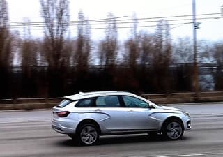 Тестовый кроссовер LADA Vesta заметили на дорогах: автомобиль готовится к премьере на ПМЭФ-2025