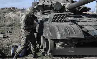 Impresionantes imágenes del montaje de la protección dinámica 4S24 en tanques T-72A "desnudos" en condiciones de campo