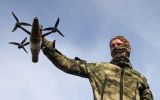 Российские военные начали использовать FPV-дроны со сбросами: разбивают блиндажи на части