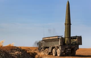 Первая дуэль «Искандера-М» производства АО НПК «КБМ» и ОТРК «Гром»: мощные кадры уничтожения