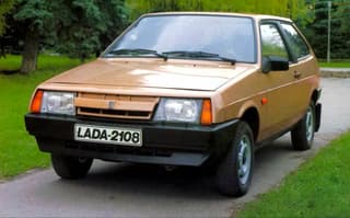 Первая переднеприводная модель АвтоВАЗа отметила юбилей: на старте она стоила 8345 рублей