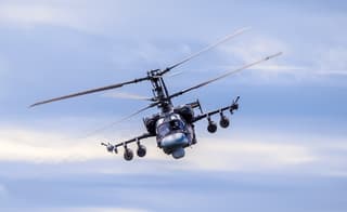 Высокоманевренный вертолёт Ка-52 на предельной дальности поразил бронетехнику противника