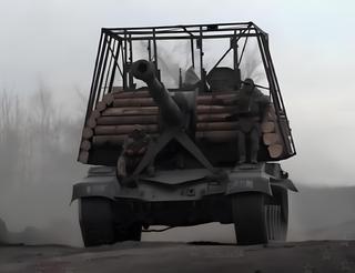 Российские умельцы хитро укрыли самоходку «Мста-С» бревнами: новаторский подход к защите от дронов
