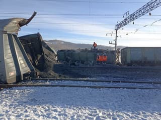Столкновение двух грузовых поездов в Забайкалье привело к сходу 24 вагонов, причина — излом колесной пары