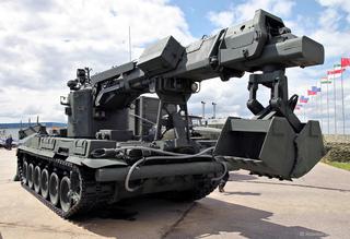 Фронтовой путеукладчик ИМР-3М переделали в штурмовой танк: военная хитрость российских бойцов не знает границ