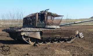 El tanque ruso T-72B3M se protege de los drones kamikaze con decenas de "antenas"