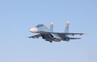 Белорусские летчики отработали учебно-боевые маневры на истребителях Су-30СМ в небе над Барановичами