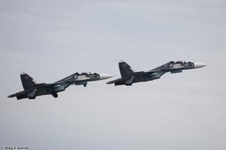 Дуэт истребителей Су-33 и Су-30СМ Северного флота уничтожил цель в густых облаках