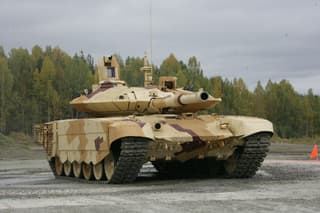Новейший танк Т-90МС получил многоуровневую защиту от дронов-камикадзе и РПГ