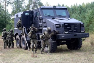 Белорусские автомобили «Защитник» и «Кайман», а также ремонтно-эвакуационную машину «БРЭМ-72» покажут на выставке в Абу-Даби