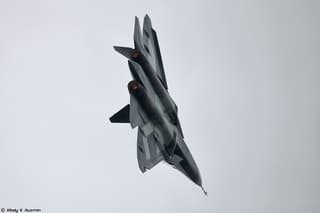 Появились кадры прибытия Су-57 в Иран: истребитель показал фигуру высшего пилотажа «Бочка»