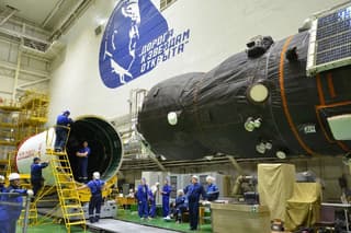 Preparación en curso: ajuste del carenado del "Progreso MS-30" realizado en Baikonur