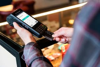 Los estafadores se activan: engaño con la "devolución" de tarjetas Visa y Mastercard